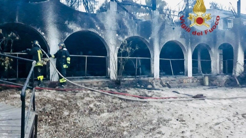 Il resort del reality Temptation Island distrutto dalle fiamme