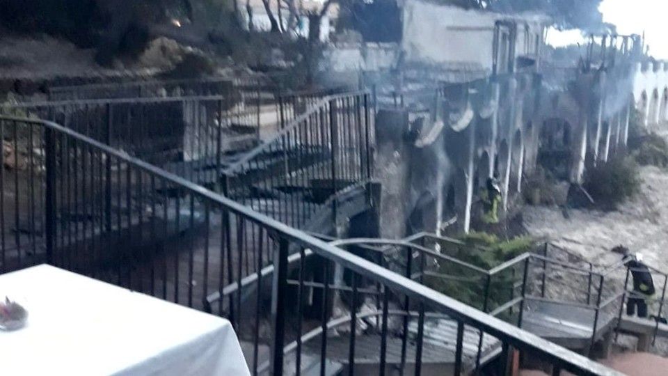 Il resort del reality Temptation Island distrutto dalle fiamme