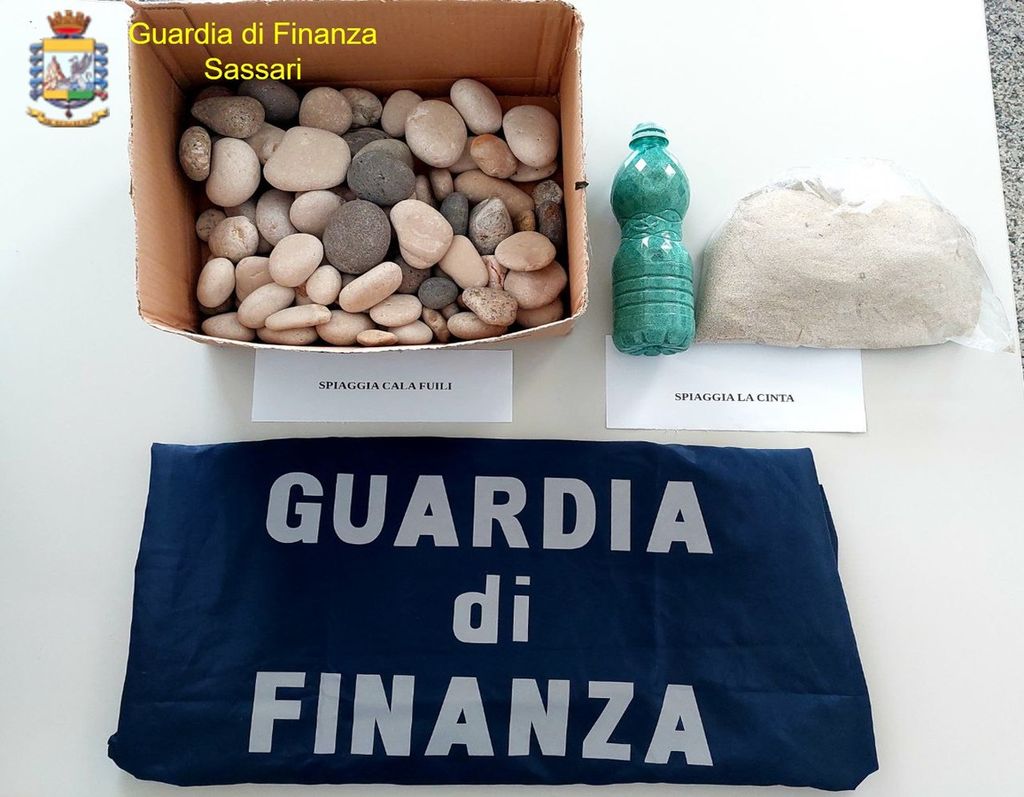Sabbia e ciottoli rubati da due spiagge della Sardegna