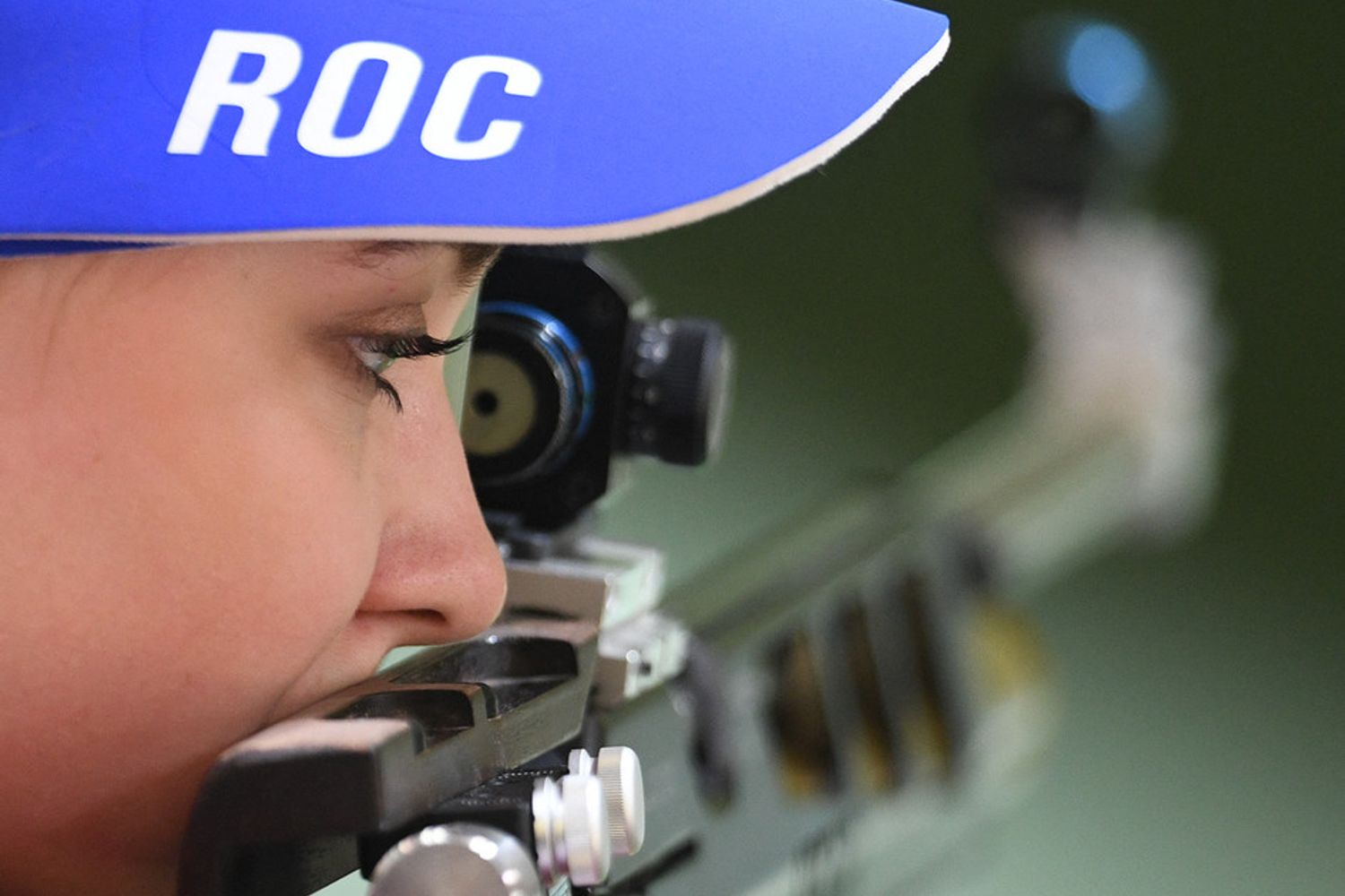 Anastasiia Galashina, atleta russa specialit&agrave; carabina indossa un cappellino con la sigla del Comitato olimpico russo (Roc)