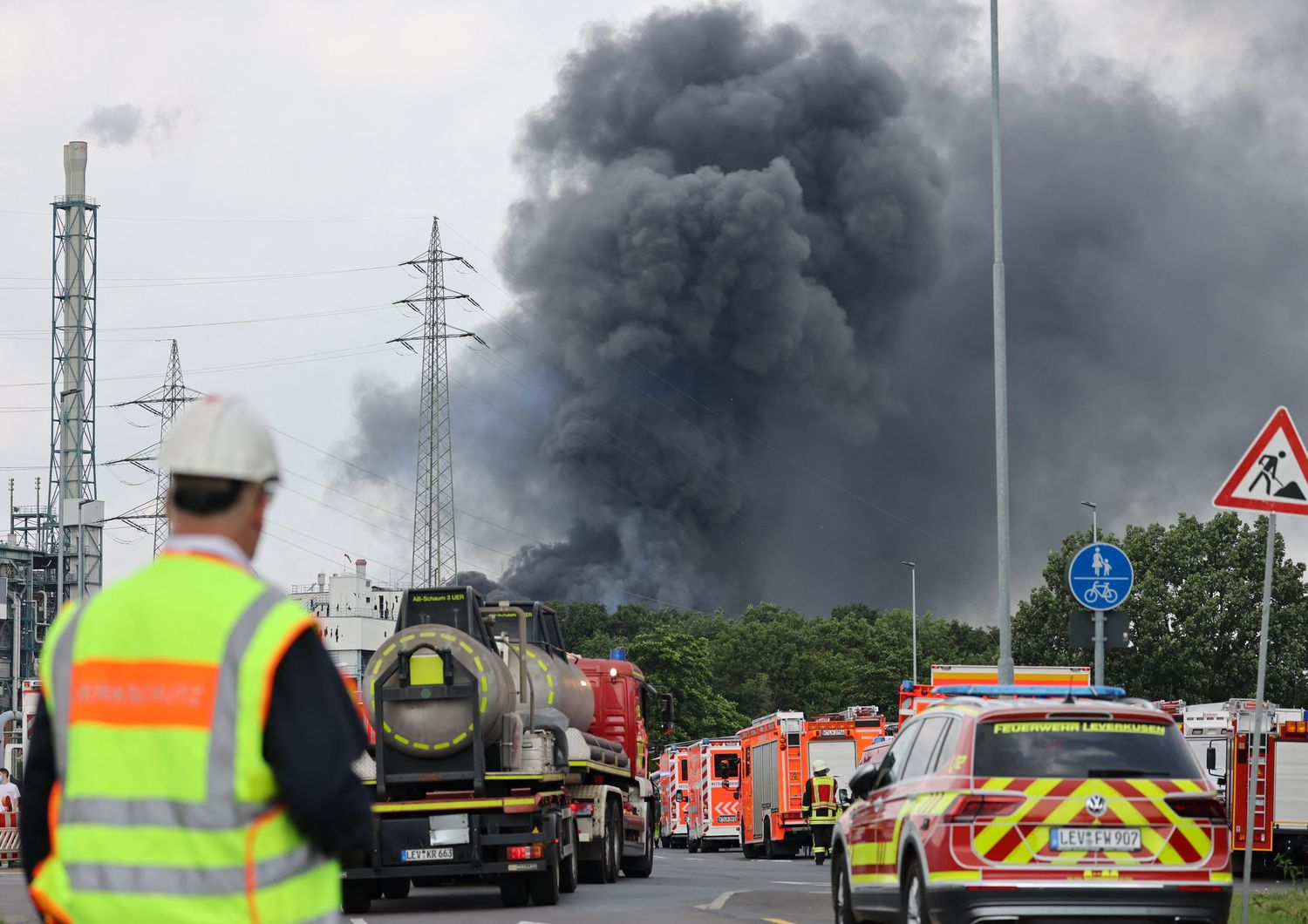 Colonna di fumo si leva dall'impianto chimico di Leverkusen