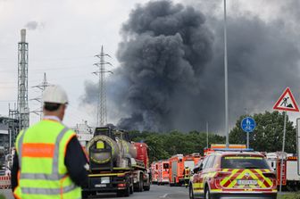 Colonna di fumo si leva dall'impianto chimico di Leverkusen