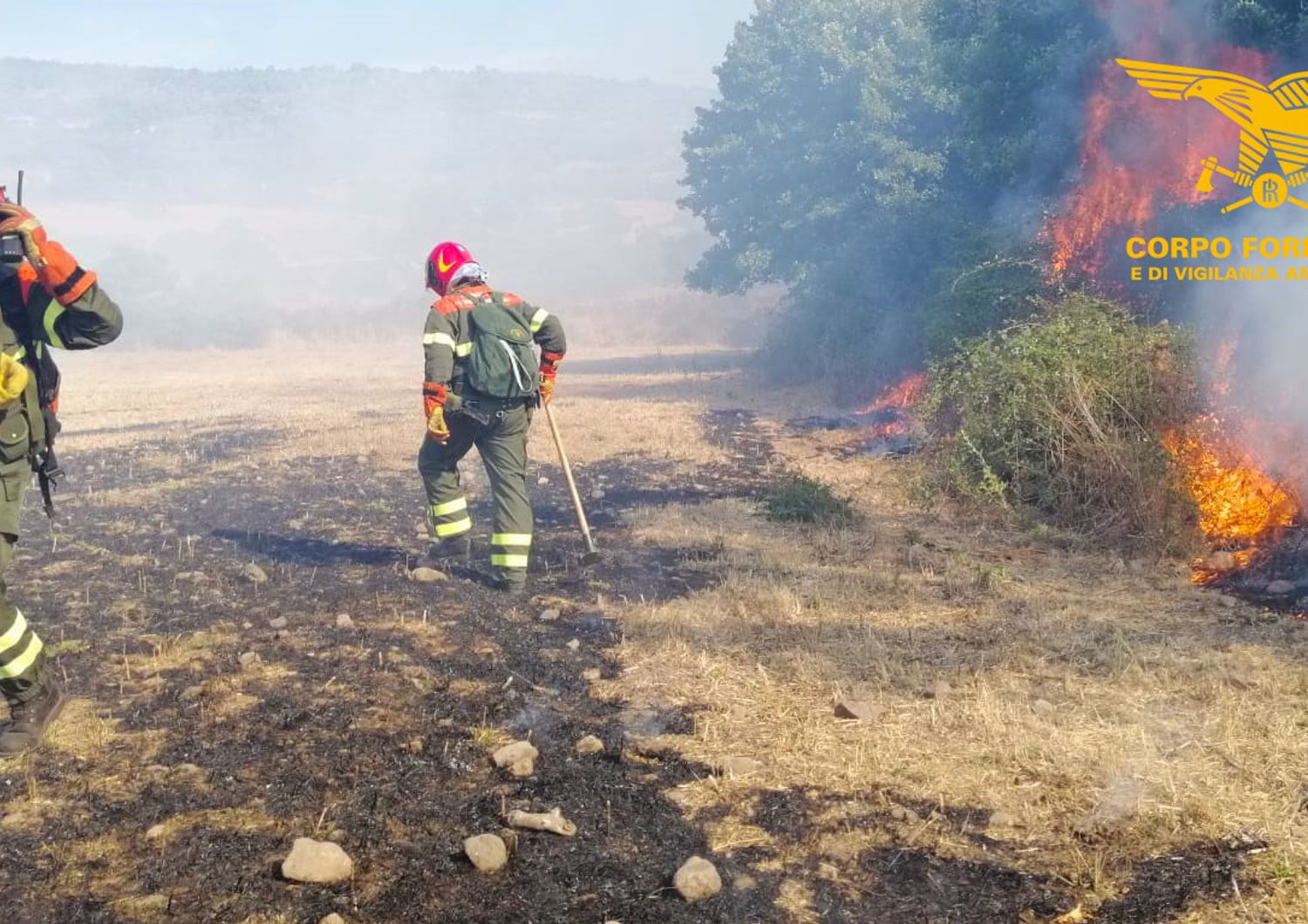 Operatori dell'antincendio durante le operazioni nell'Oristanese