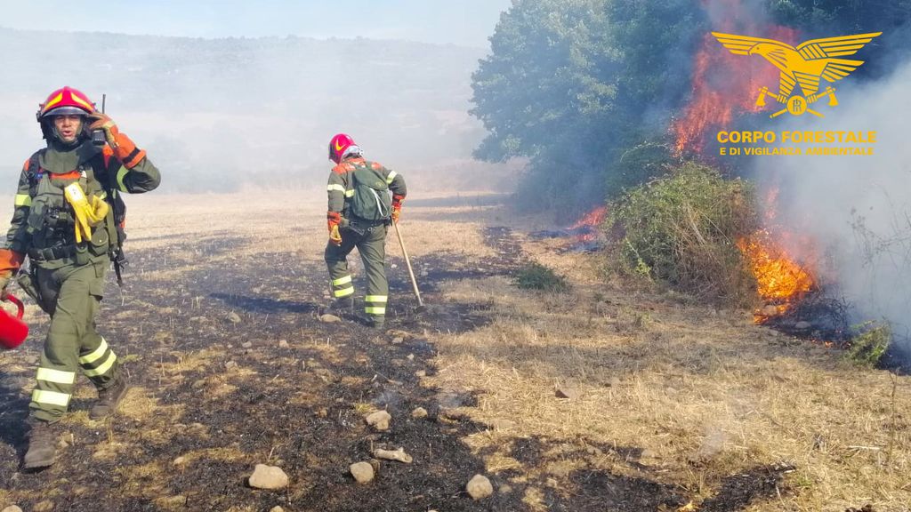 Operatori dell'antincendio durante le operazioni nell'Oristanese