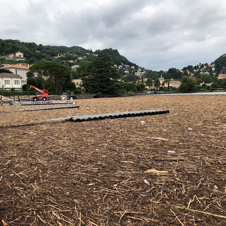 I detriti portati dall'alluvione che hanno invaso il lago di Como