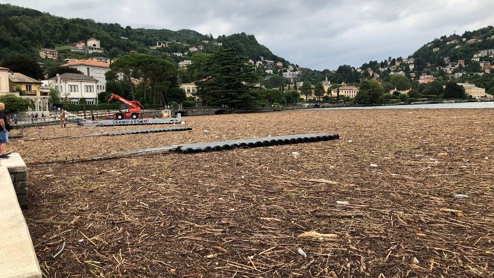 I detriti portati dall'alluvione che hanno invaso il lago di Como