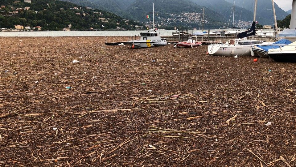 I detriti portati dall'alluvione che hanno invaso il lago di Como