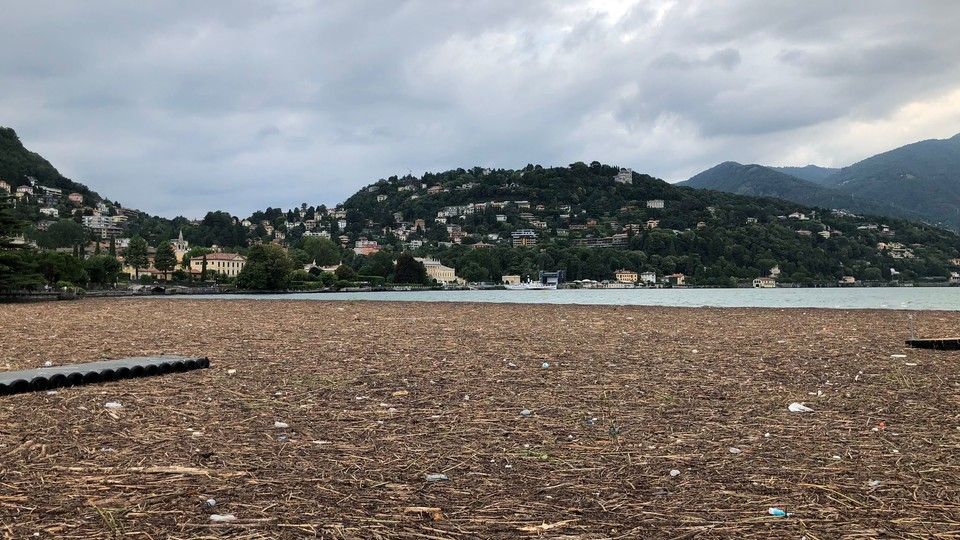 I detriti portati dall'alluvione che hanno invaso il lago di Como