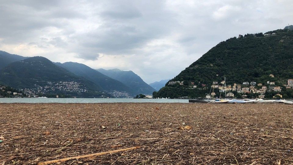 I detriti portati dall'alluvione che hanno invaso il lago di Como