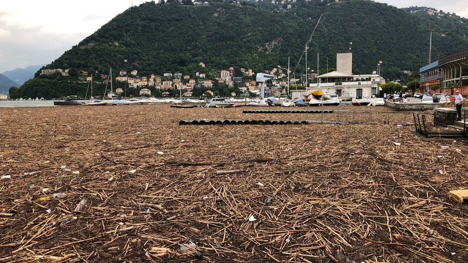 I detriti portati dall'alluvione che hanno invaso il lago di Como