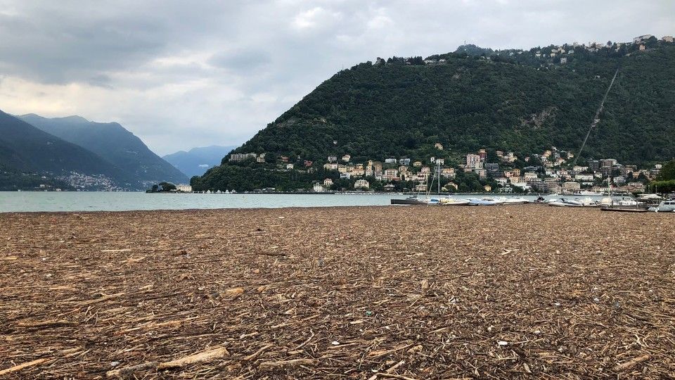 I detriti portati dall'alluvione che hanno invaso il lago di Como