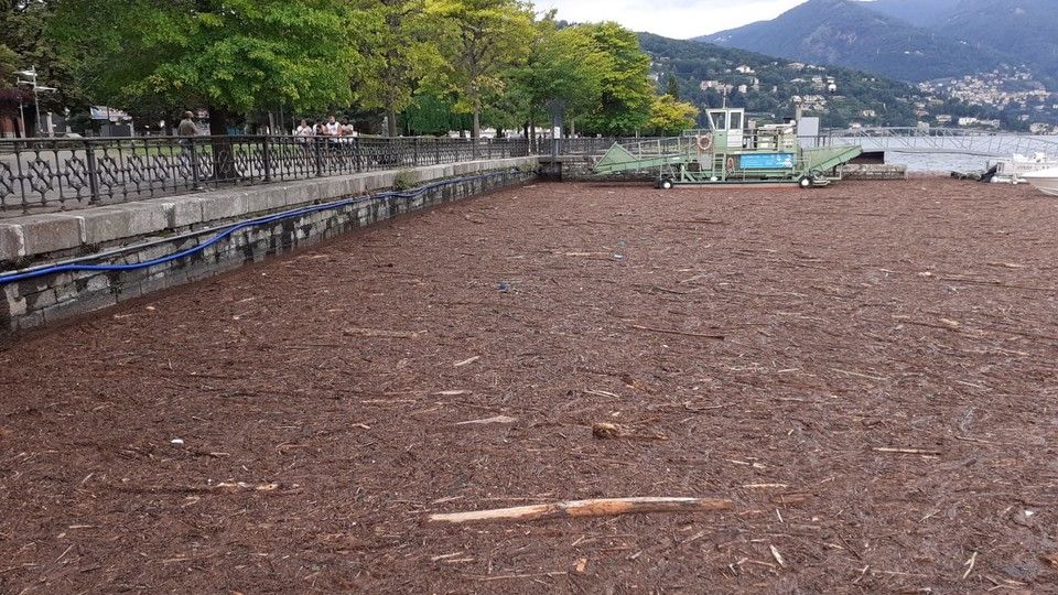 I detriti portati dall'alluvione che hanno invaso il lago di Como