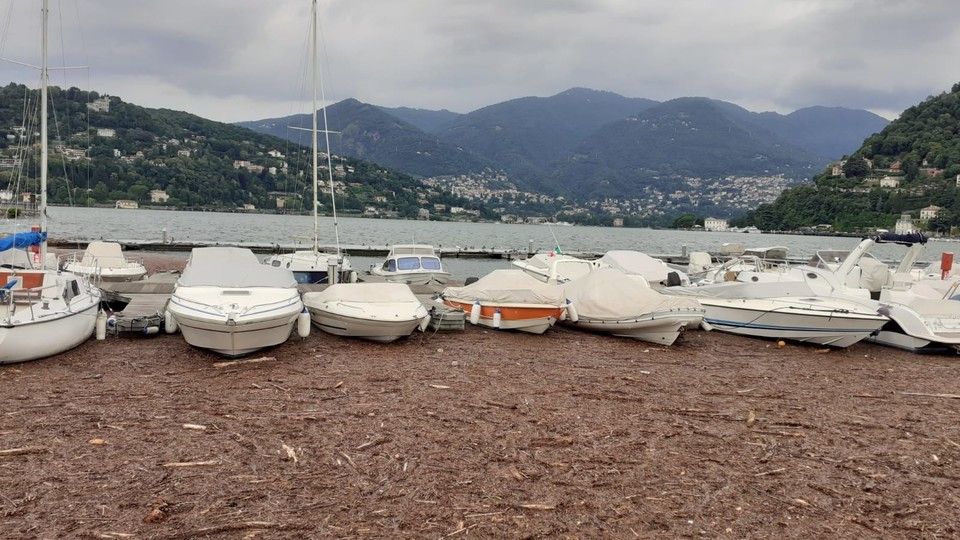 I detriti portati dall'alluvione che hanno invaso il lago di Como
