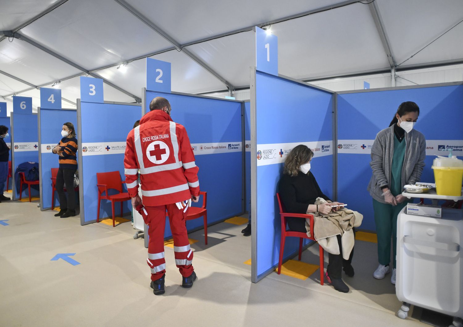 vaccini nell'area lunga sosta dell'aeroporto di Fiumicino