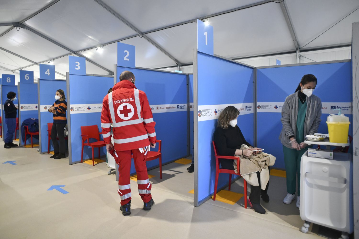 vaccini nell'area lunga sosta dell'aeroporto di Fiumicino