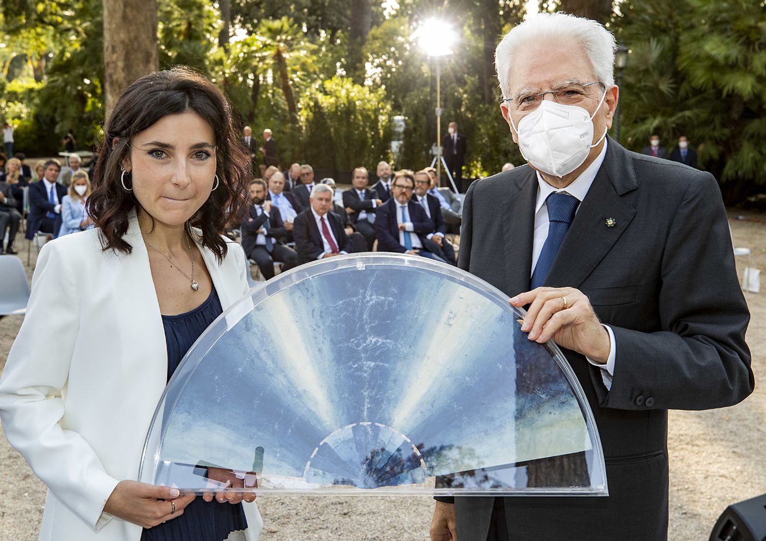 Il Presidente Sergio Mattarella con Virginia Lorenzetti, autrice del&ldquo;Ventaglio del Presidente&rdquo; edizione 2021&nbsp;