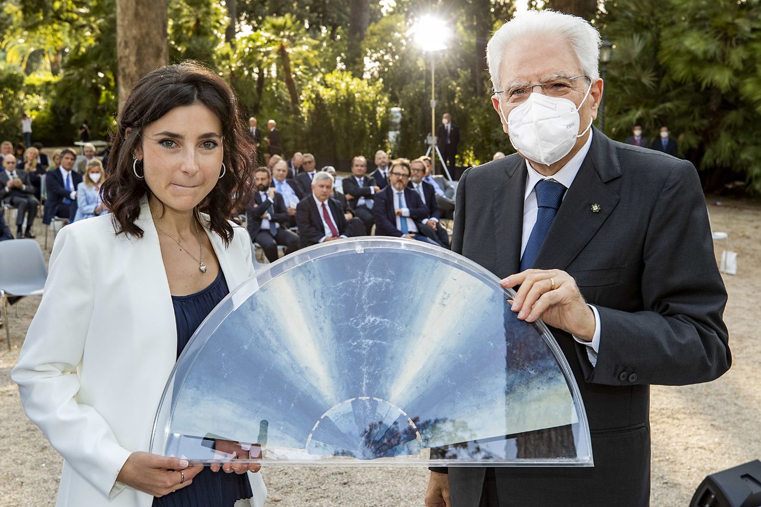 Il Presidente Sergio Mattarella con Virginia Lorenzetti, autrice del&ldquo;Ventaglio del Presidente&rdquo; edizione 2021&nbsp;