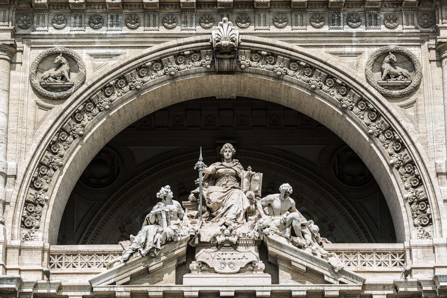 La statua della giustizia sulla facciata della Corte di Cassazione