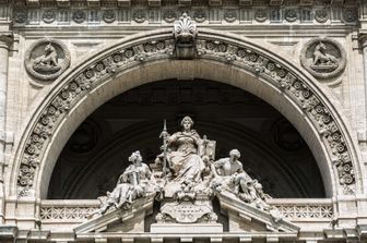La statua della giustizia sulla facciata della Corte di Cassazione