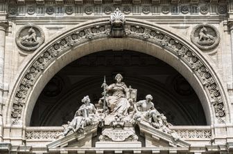 La statua della giustizia sulla facciata della Corte di Cassazione