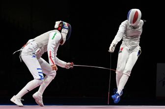 l'azzurra Arianna Errigo (L) contro la francese Ysaora Thibus nel fioretto a squadra donne&nbsp;