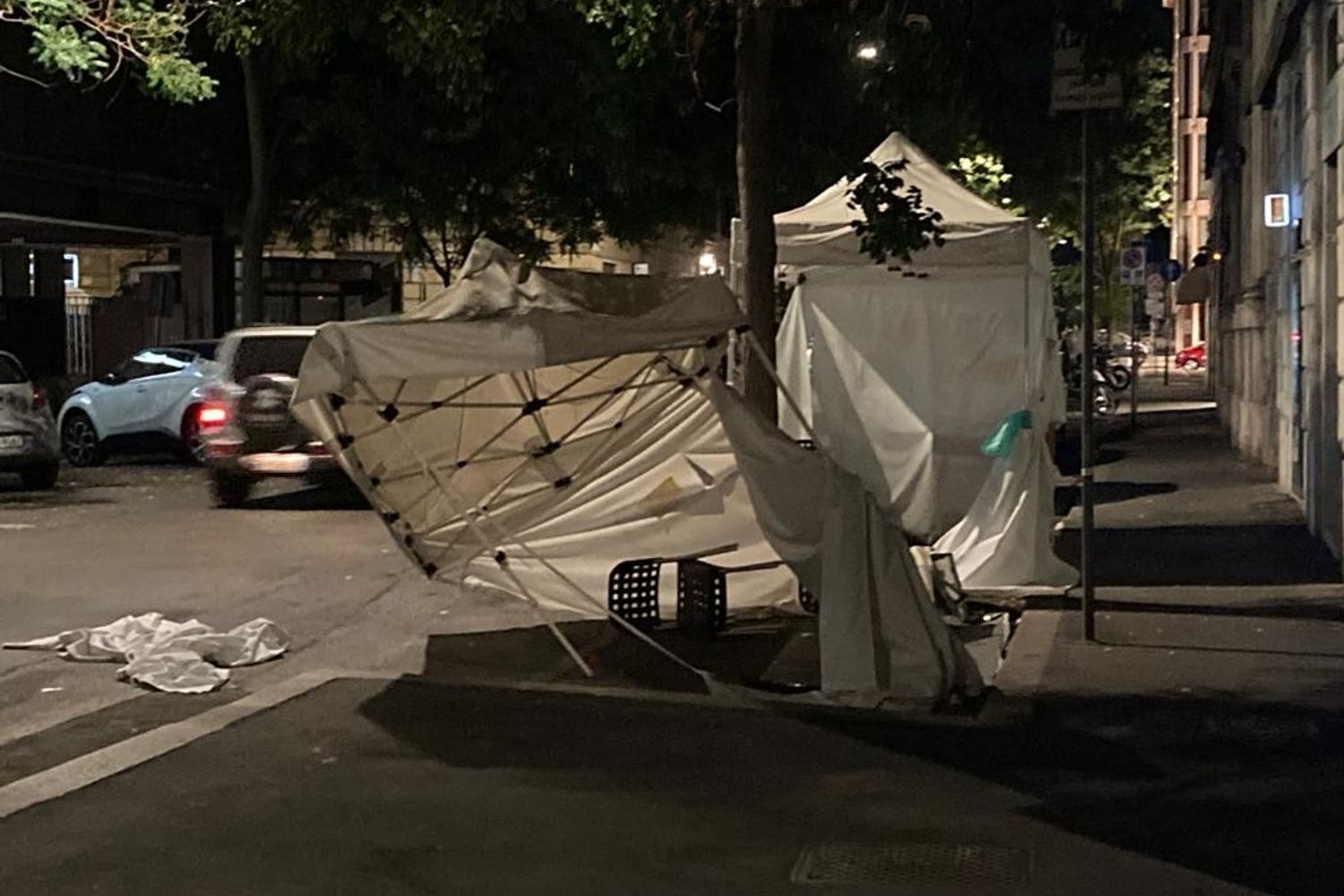 La tensiostruttura di un centro vaccinale distrutto dai no-vax a Roma