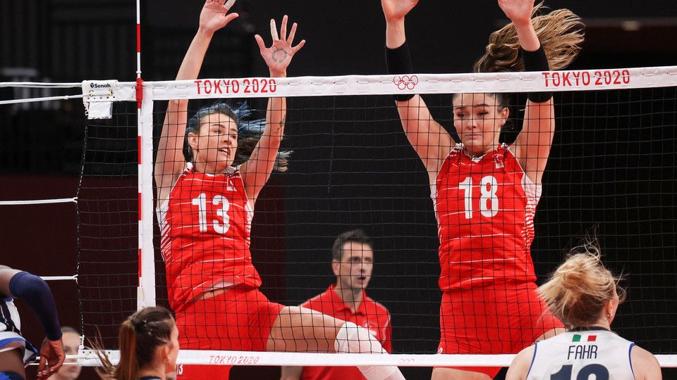 Due pallavoliste della nazionale turca