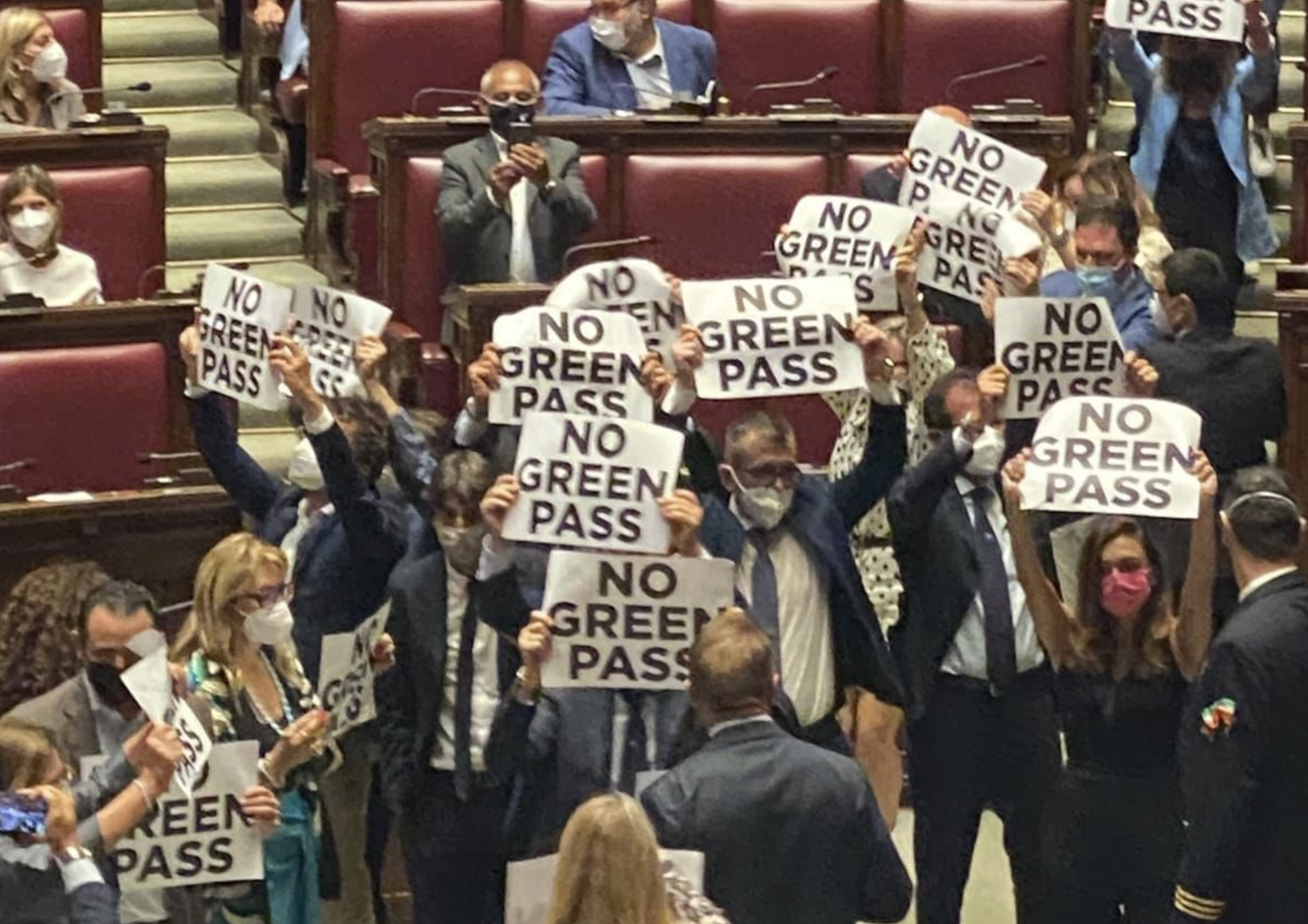 I deputati di Fratelli d'Italia occupano Montecitorio