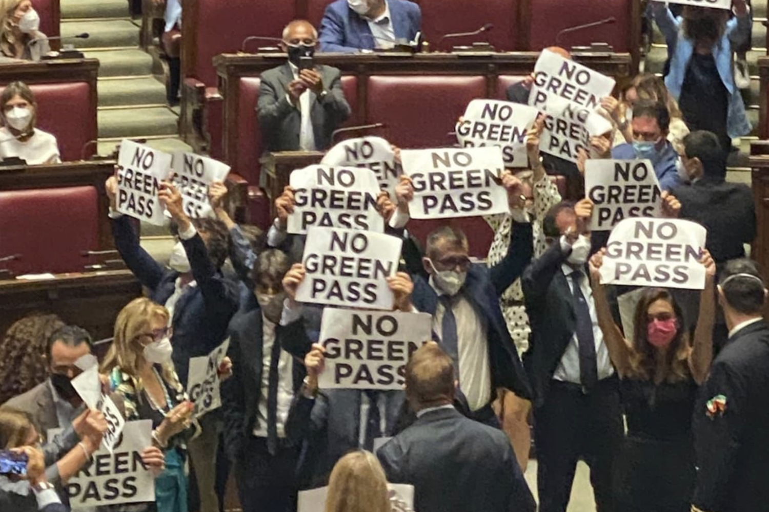 I deputati di Fratelli d'Italia occupano Montecitorio