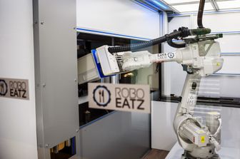 Robot-chef prepara un piatto al ristorante Roboeatz di Riga&nbsp;