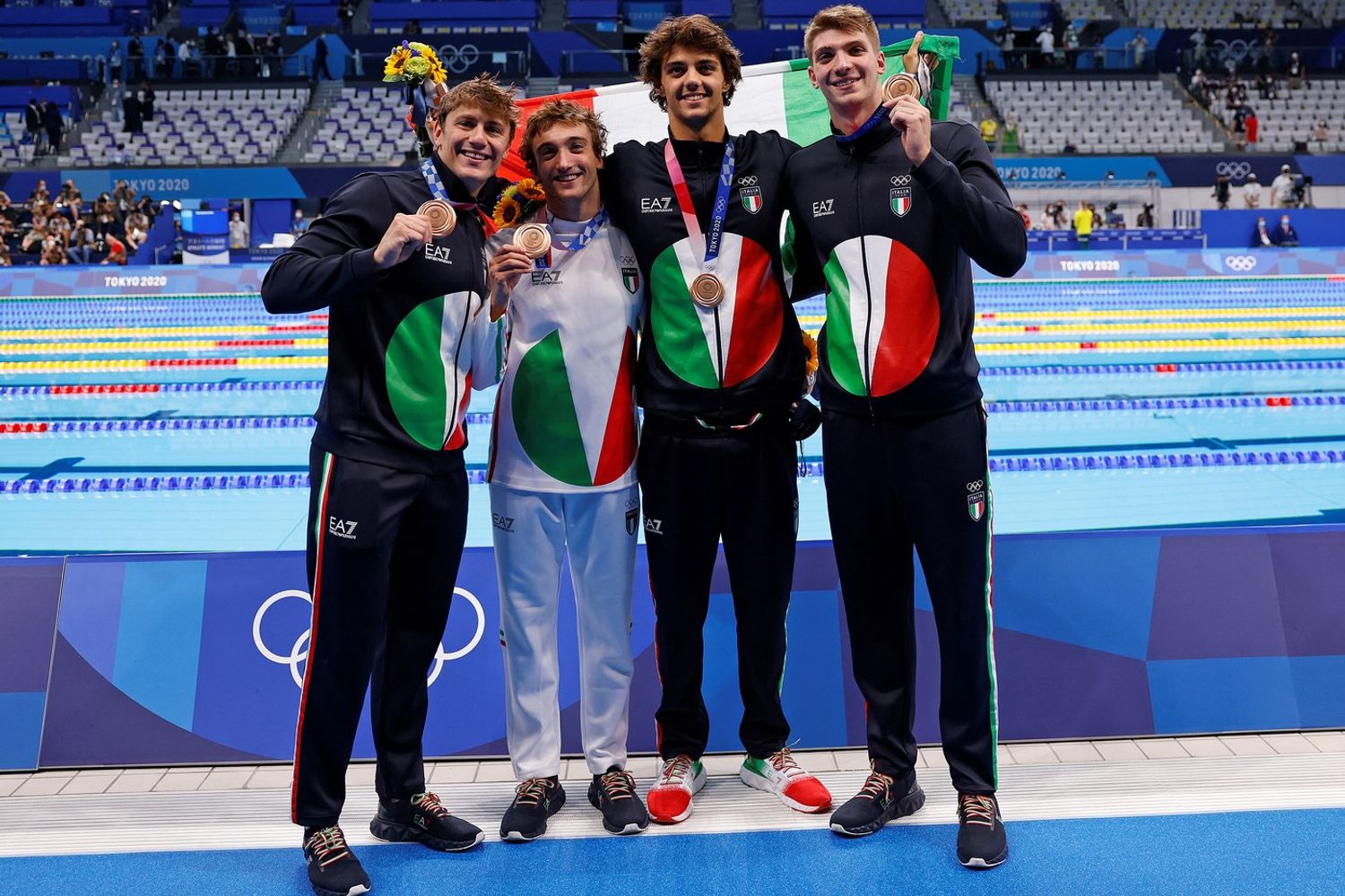 Gli azzurri del nuoto medaglia di bronzo nella 4x100&nbsp;
