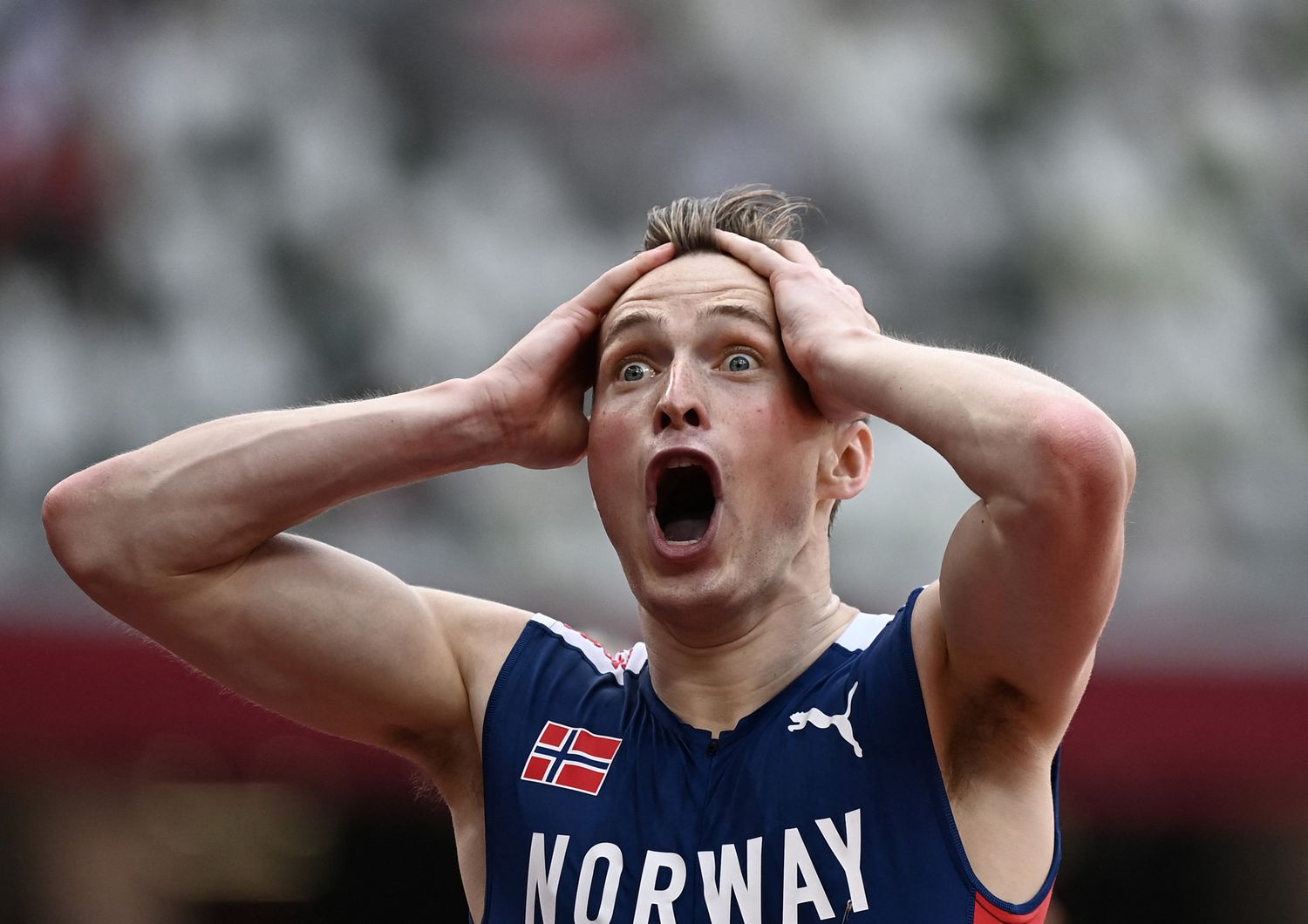 Il norvegese Karsten Warholm esulta dopo aver vinto i 400 metri ostacoli, battendo il record mondiale, alle Olimpiadi di Tokyo