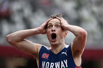 Il norvegese Karsten Warholm esulta dopo aver vinto i 400 metri ostacoli, battendo il record mondiale, alle Olimpiadi di Tokyo