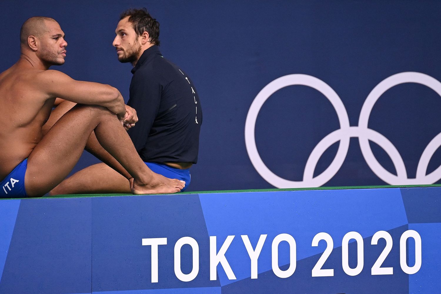 La delusione di due giocatori del Settebello dopo la sconfitta ai quarti contro la Serbia