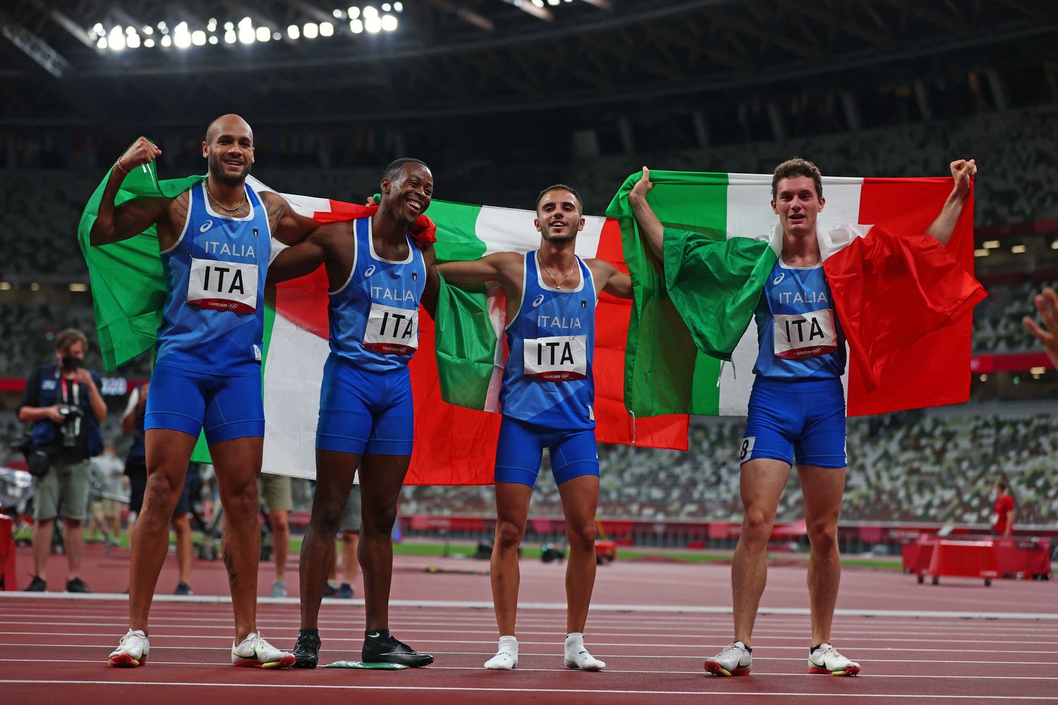 Gli atleti italiani celebrano la vittoria nella staffetta 4x100. Da sinistra, Marcel Jacobs, Fausto Desalu, Lorenzo Patta e Filippo Tortu