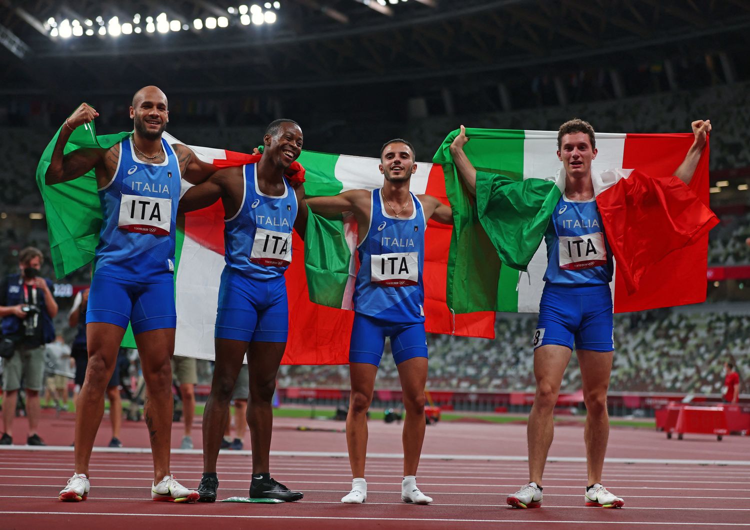 Gli atleti italiani celebrano la vittoria nella staffetta 4x100