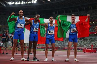 Gli atleti italiani celebrano la vittoria nella staffetta 4x100