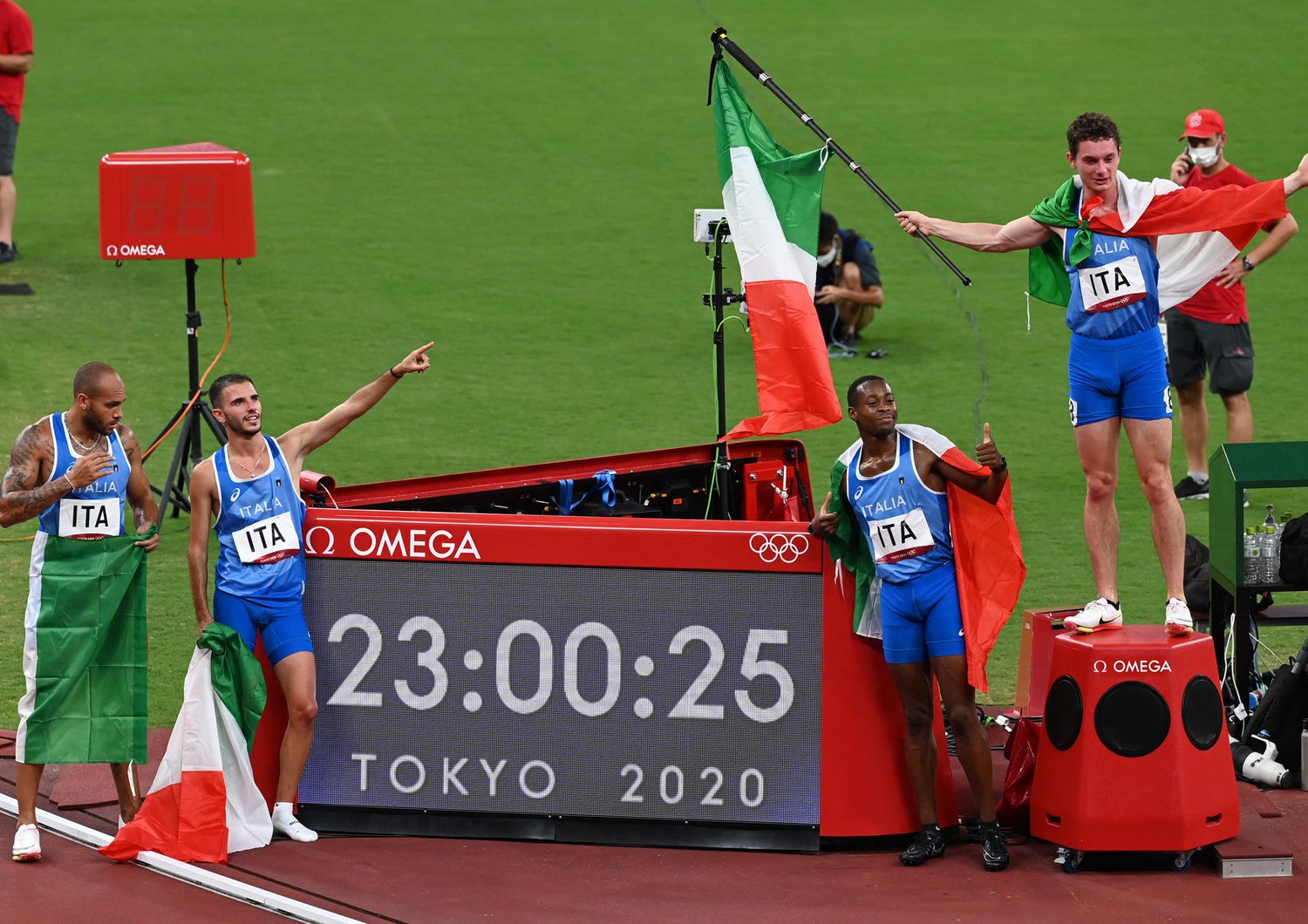 I campioni olimpici Lorenzo Patta, Marcell Jacobs, Eseosa Desalu e Filippo Tortu dopo la staffetta 4x100&nbsp;