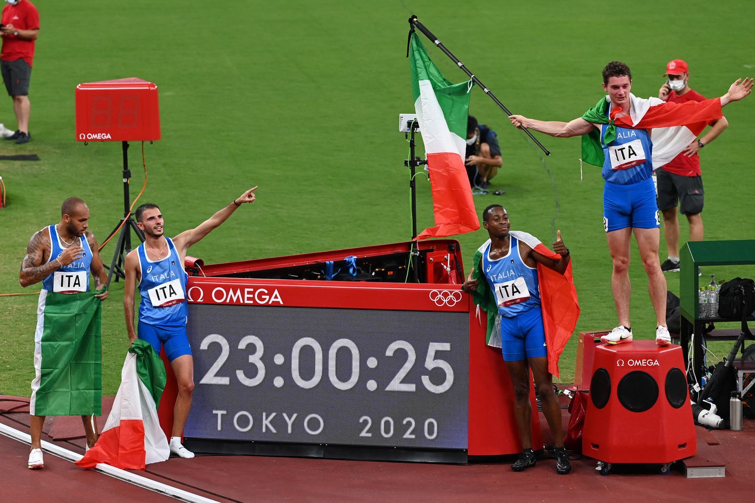 I campioni olimpici Lorenzo Patta, Marcell Jacobs, Eseosa Desalu e Filippo Tortu dopo la staffetta 4x100&nbsp;