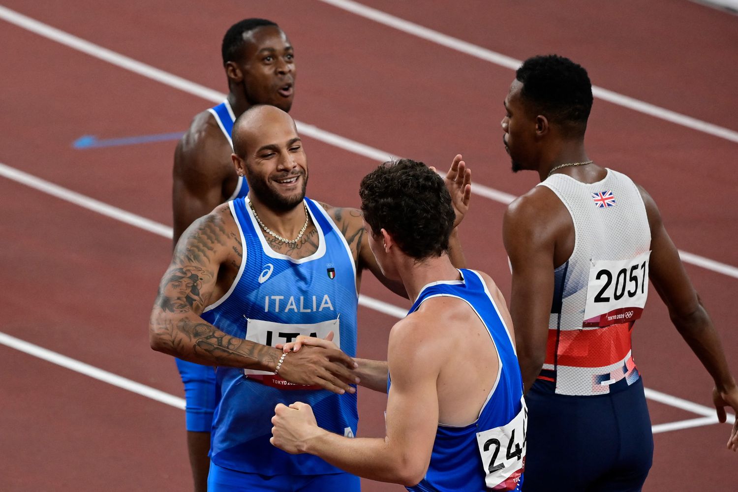 Marcell Jacobs e Filippo Tortu dopo l'oro nella 4x100