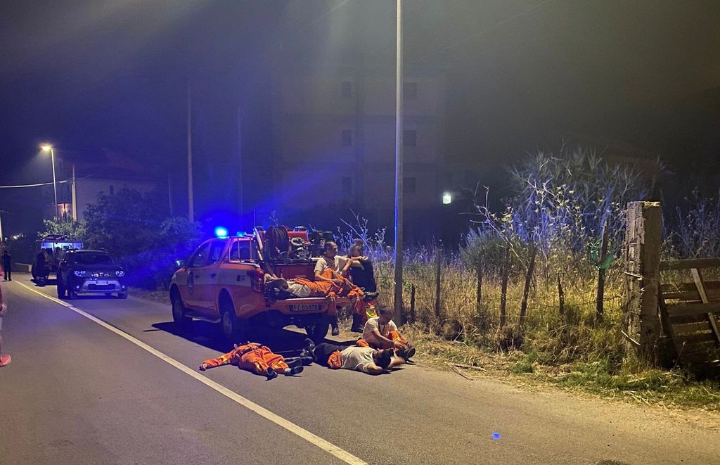 Castel di Lucio, vigili del fuoco e squadre della Protezione civile stremate&nbsp;