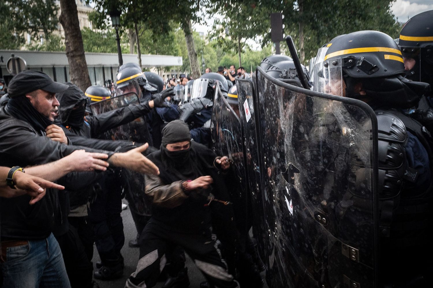 Tensioni tra manifestanti e polizia a Parigi
