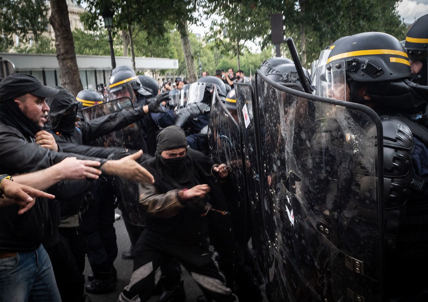 Tensioni tra manifestanti e polizia a Parigi