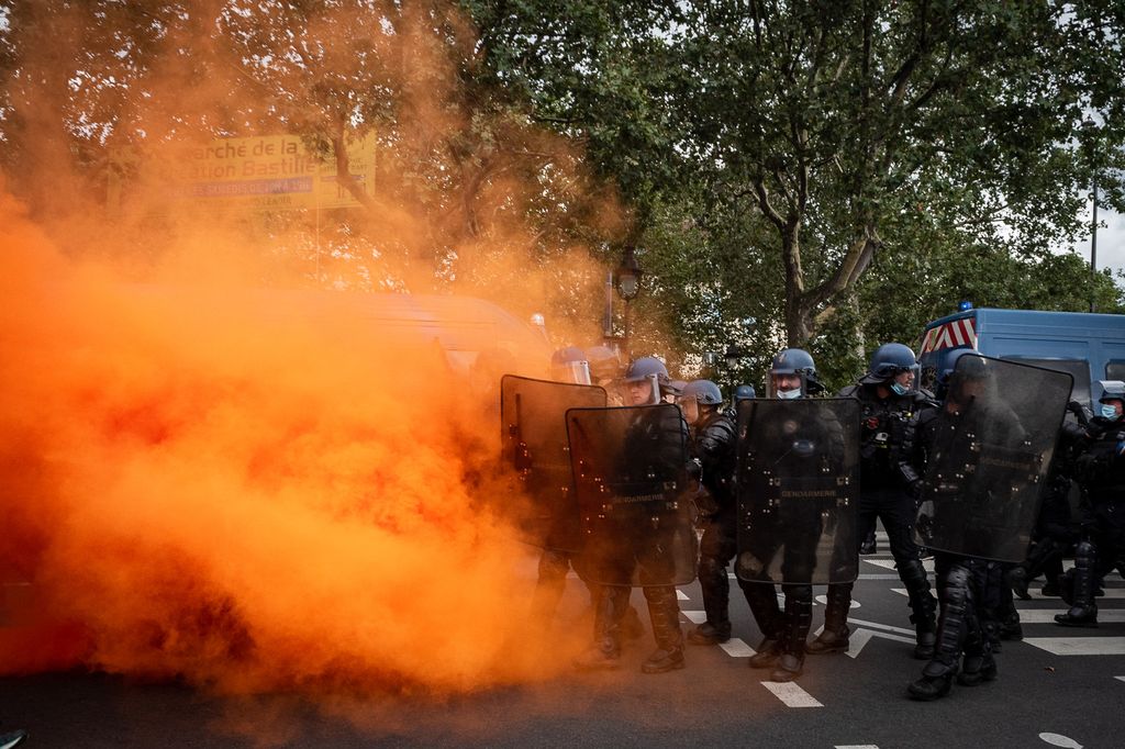 Tensione tra manifestanti e polizia a Parigi