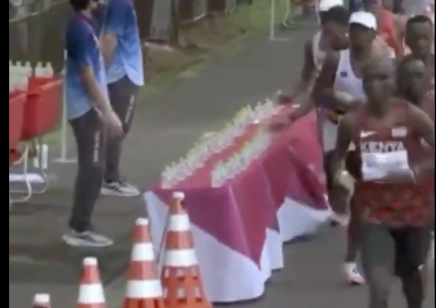 maratoneta francese fa cadere bottiglie per altri corridori
