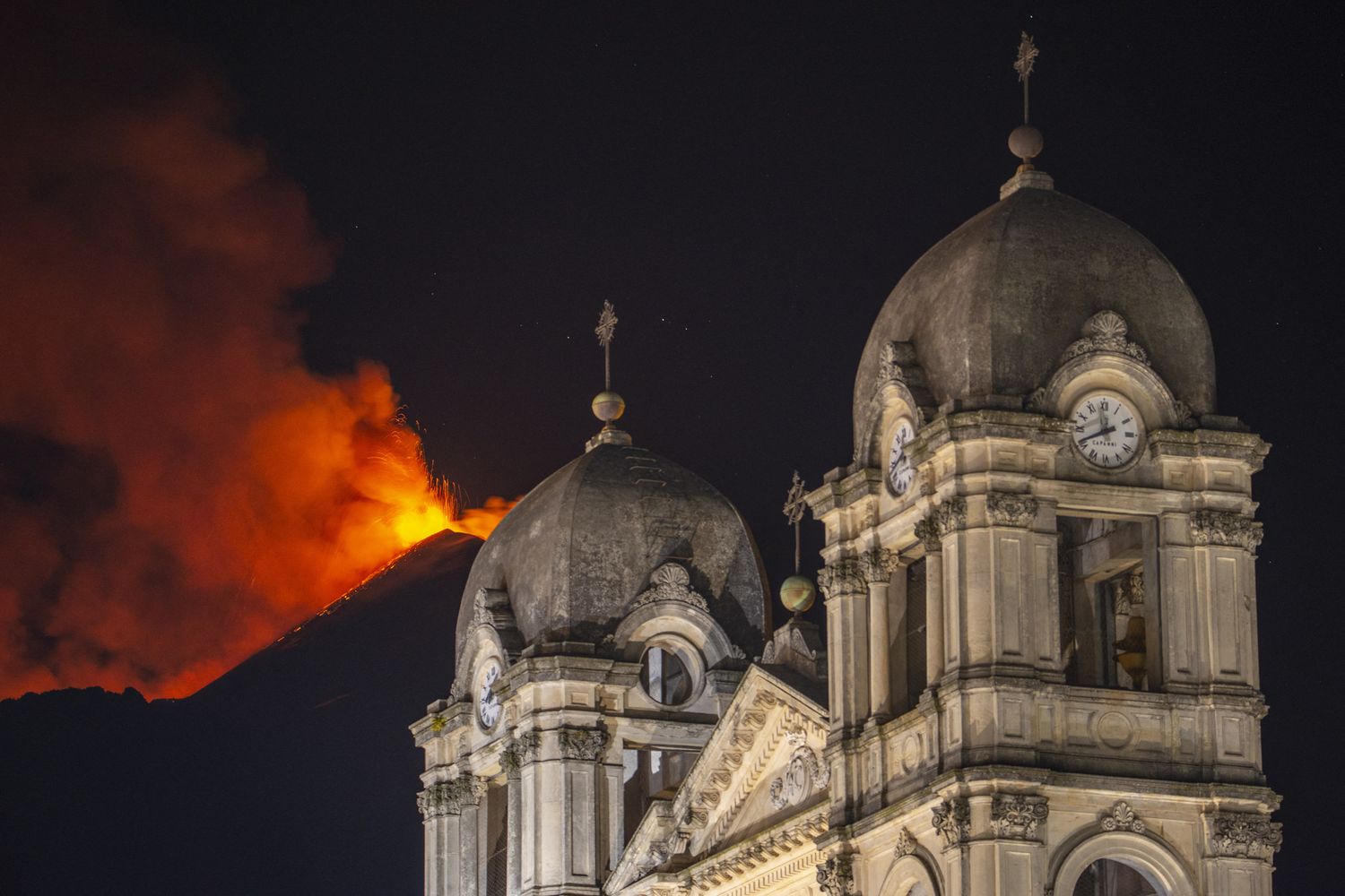 L'eruzione dell'Etna vista dal centro di Catania