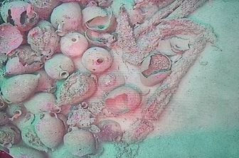 Il carico di anfore nel relitto trovato nei fondali delle Egadi