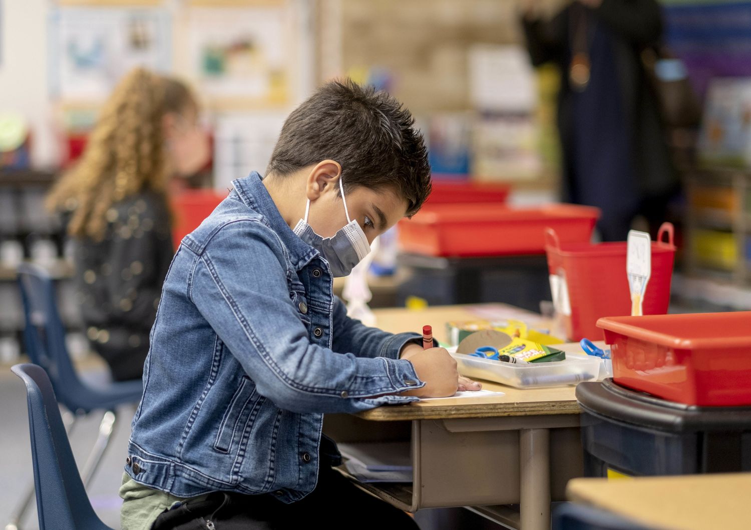 Bambini con mascherine a scuola