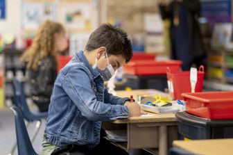 Bambini con mascherine a scuola
