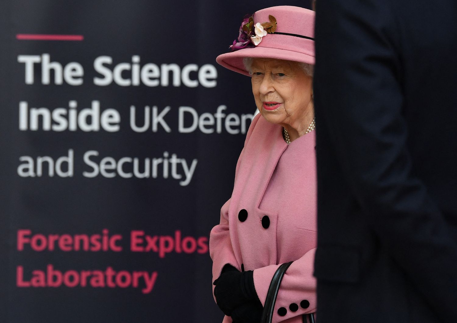 &nbsp;La regina Elisabetta II in visita al Defence Science and Technology Laboratory